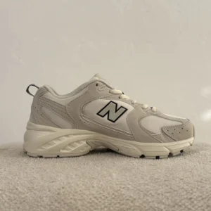 کتونی ورزشی کرم