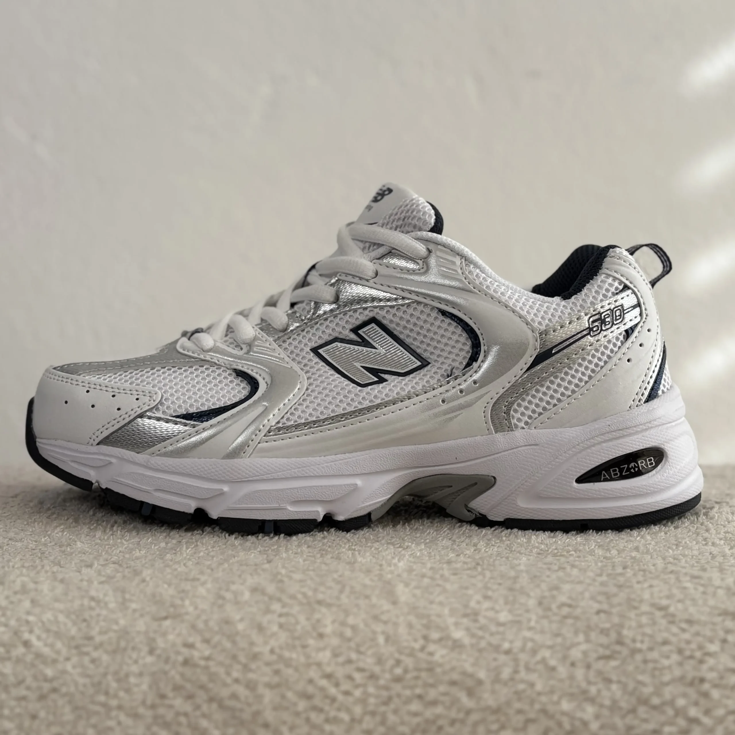 نیوبالانس سفید سرمه ای نیوبالانس 530 سفید