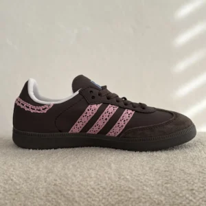 کتونی قهوه ای