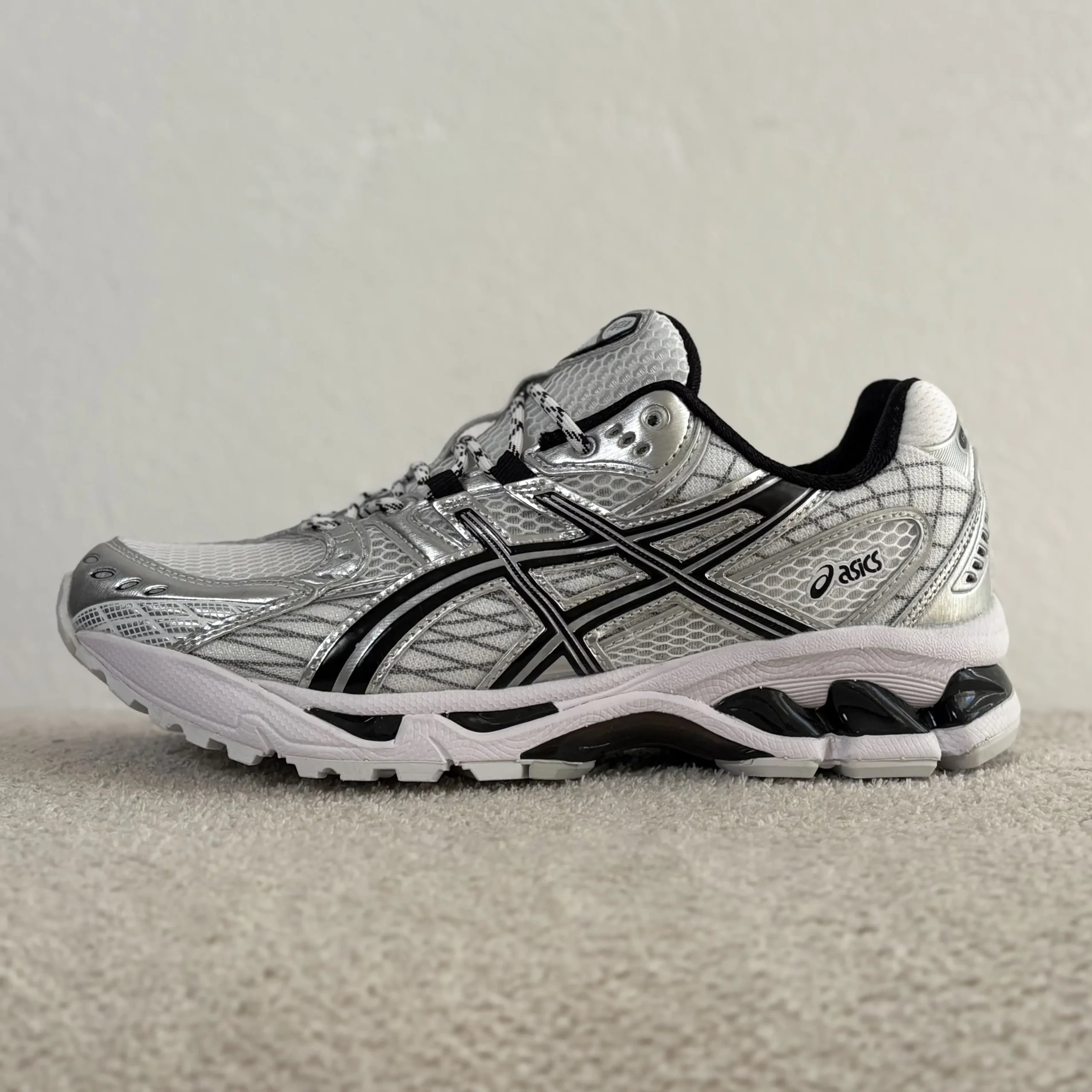 اسیکس سفید اسیکس نقره ای